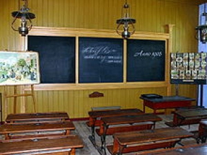 Klassenraum mit Blick auf die Tafel.