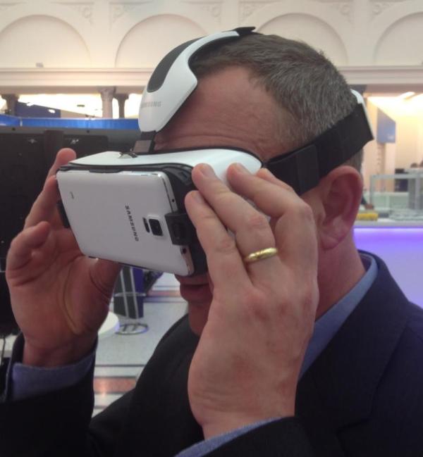 Mann testet Virtual Reality Brille